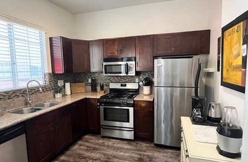 Inglewood Condo | House of GG - Modern 3 Bed/2.5 Bath Condo Near Sofi and LAX