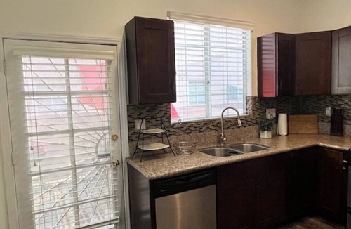 Inglewood Condo | House of GG - Modern 3 Bed/2.5 Bath Condo Near Sofi and LAX