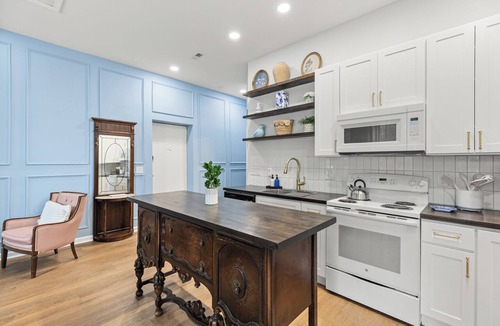 Downtown Apartment | Huge, Downtown, Walkable, Coffee, Breweries, Dogs