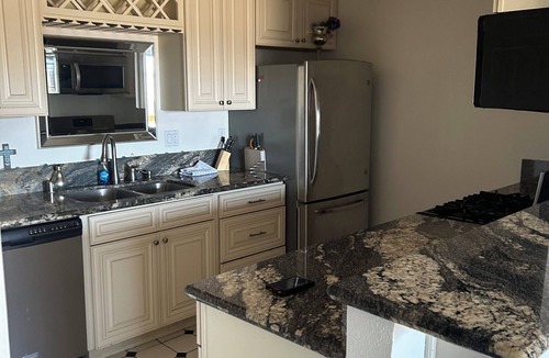 Koreatown Condo | Huntington Beach Cozy 1-bedroom condo in lovely with AC and gym
