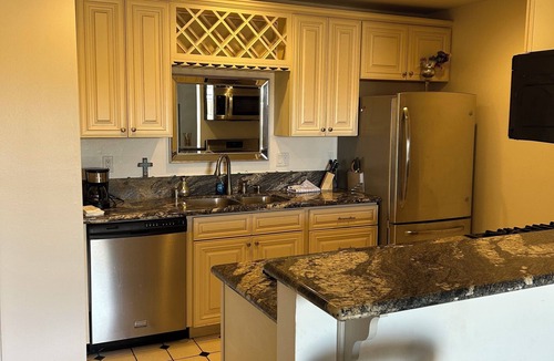 Koreatown Condo | Huntington Beach Cozy 1-bedroom condo in lovely with AC and gym