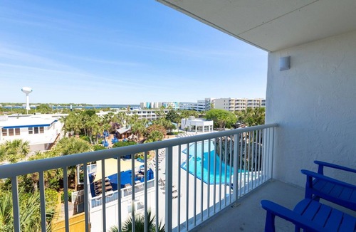 Fort Walton Beach Hotel | Iconic Grotto Pool Views at Seaside Retreat Near Indian Temple Mound Museum
