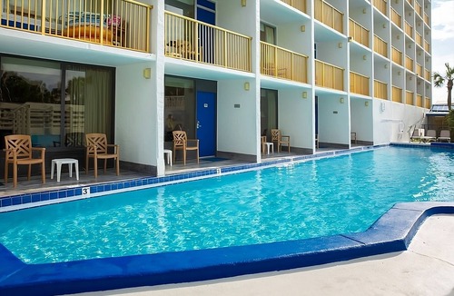 Fort Walton Beach Hotel | Iconic Grotto Pool Views at Seaside Retreat Near Indian Temple Mound Museum