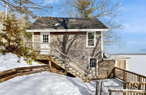 Belfast House | Idyllic Lakefront Retreat: pvt dock & beach for kayaking, swimming & fishing
