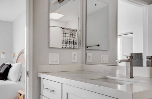Rampart Village Apartment | Impeccable Koreatown 1BR near 6th St bars & restaurants, by Blueground