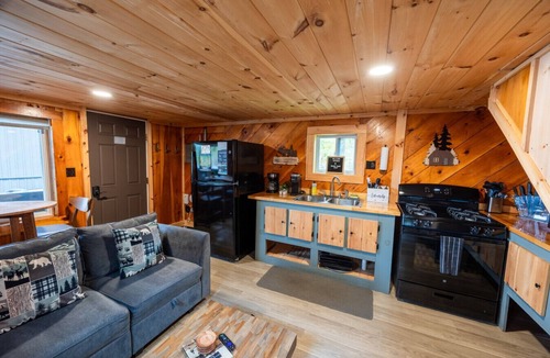 Northeast Somerset Cabin | Ioneta - Cabin 2 · Lawrence`s Lakeside Cabins | `Ioneta` Waterfront Retreat + Private Sauna