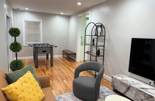 Hyde Square Apartment | Jamaica Plain - 4BR2BA Urban Retreat/Near T