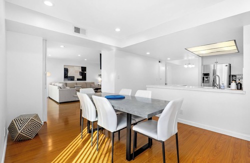 Marina Peninsula Apartment | Jasmin 2BR Pool Gym Hot Tub Venice Beach