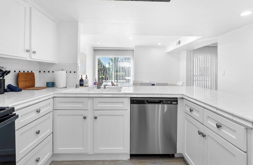 Marina Peninsula Apartment | Jasmin 2BR Pool Gym Hot Tub Venice Beach