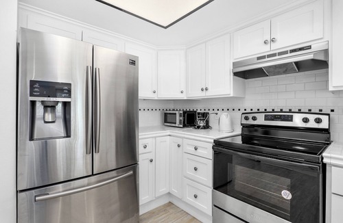 Marina Peninsula Apartment | Jasmin 2BR Pool Gym Hot Tub Venice Beach