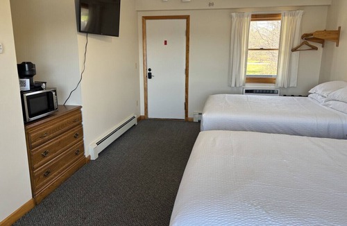 Greenville Junction Bed & Breakfast | Juniper Motel *Double Queen*RM13*ATV Access*Dock*Waterfront