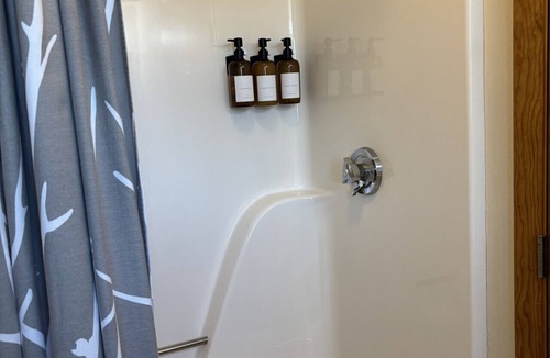 Greenville Junction Bed & Breakfast | Juniper Motel*Double Queen*RM 14*Waterfront*Pet Friendly*Dock