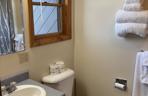 Greenville Junction Bed & Breakfast | Juniper Motel*Double Queen*RM 14*Waterfront*Pet Friendly*Dock