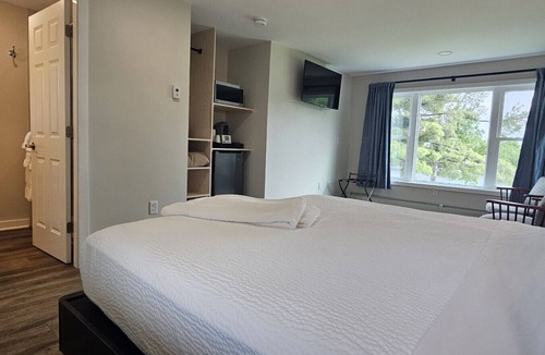 Greenville Junction Hotel | Juniper Motel-King Studio*RM2*Pet Friendly*Lakefront*ATV Access