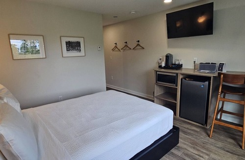 Greenville Junction Hotel | Juniper Motel-Single Queen*Studio*RM3*Lakefront*ATV Access