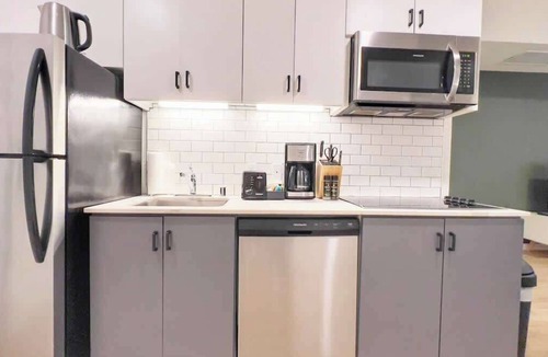 East Village Apartment | King Bed | Gaslamp, Beaches & Padres Nearby
