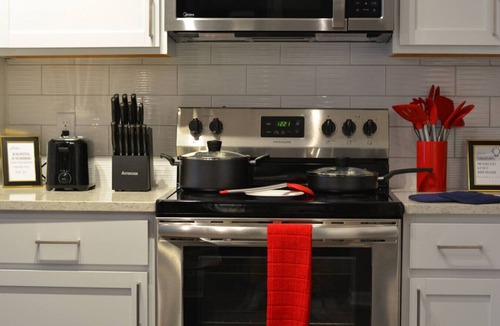 Highlands Apartment | King Bed Retreat | Elevated Stay | Near Airport