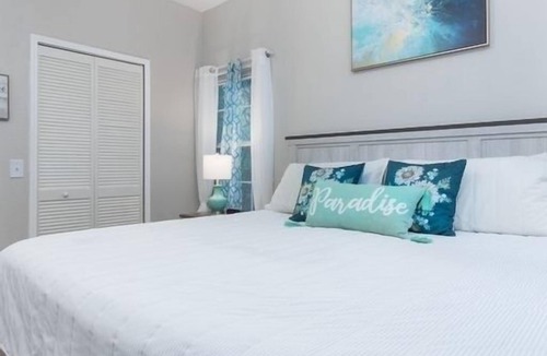 Ferry Pass Apartment | King Bed | Sofa Bed | Work Space | Near Hospitals, College, & Naval Base