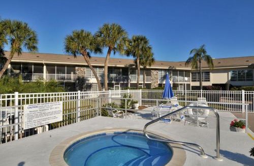 Saint Armands Key Apartment | King Bed - Walk to St. Armand's Circle and Lido Beach in Minutes!