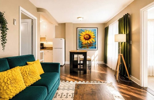 Historic Uptown Apartment | King Size Bed - 1BD 1BA - 5 min to Downtown & Pier