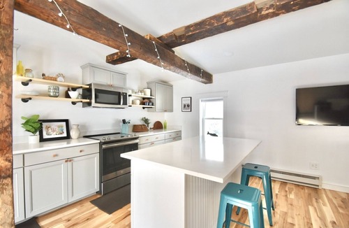 Topsham Apartment | King Size Bed - Hip Studio with Washer&Dryer on 1st FL 3min to downtwon