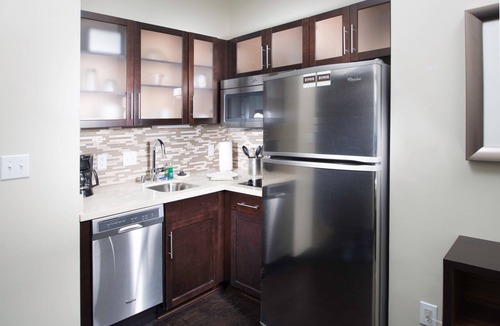 Corona Apartment | King Suite. Free Breakfast. Pool & Hot Tub. Gym. Near Amazon!