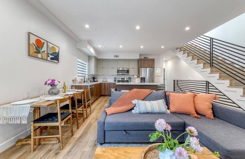Sherman Oaks Apartment | L.A Haven Spacious Townhome