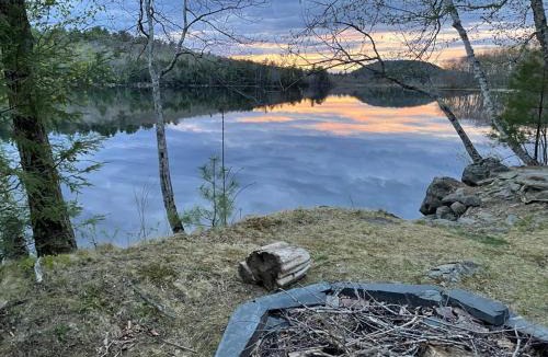 Bucksport House | Lake Front-Spa Tub-Fire Pit-Full Kitchen-Canoe