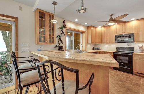 Pequea House | LAKE HOUSE SOUTH Waterfront Retreat with DOCKAGE on Susquehanna River & HOT TUB
