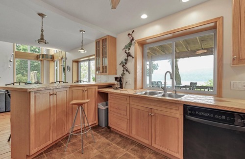 Pequea House | LAKE HOUSE SOUTH Waterfront Retreat with DOCKAGE on Susquehanna River & HOT TUB