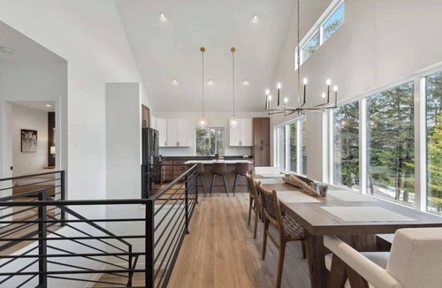 Lakeside House | Lake Views | Modern & Luxurious | Walk to Town