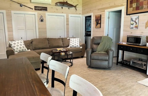 Oakland House | Lakefront 3 bedroom pet friendly on Messalonskee. Relax, rejuvenate, and restore