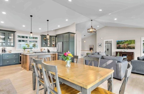 Orland House | Lakefront compound consisting of 3 cottages - close to Acadia