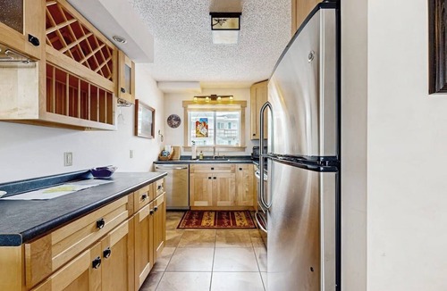 Greenville Junction House | Lakefront condo on the golf course w/sweeping views & beach access
