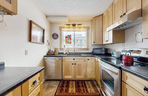 Greenville Junction House | Lakefront condo on the golf course w/sweeping views & beach access
