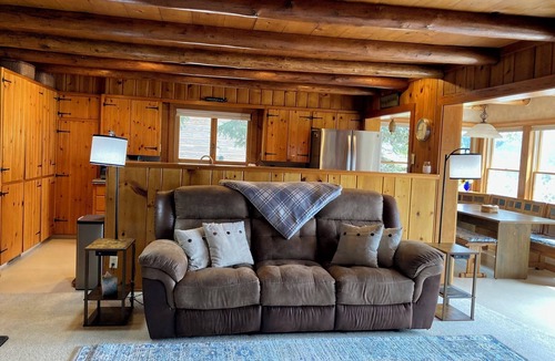 Somers House | Lakefront Gem-Gentle Waterfront,Paddle Boards, FirePit,Comfort,Play Set,Location