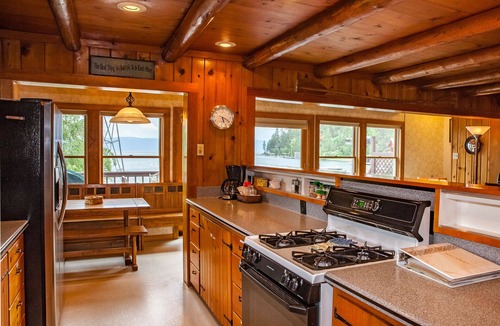 Somers House | Lakefront Gem-Gentle Waterfront,Paddle Boards, FirePit,Comfort,Play Set,Location