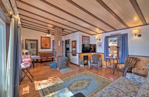 Hartford House | Lakefront Hartford Cabin w/Canoe & Boat Ramp
