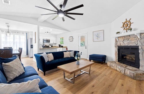 Springfield House | Lakefront Retreat - Hot Tub - Pool - Fire Pit - Big Yard - Close to Beaches