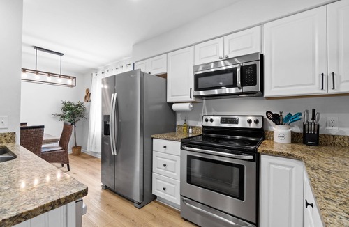 Springfield House | Lakefront Retreat - Hot Tub - Pool - Fire Pit - Big Yard - Close to Beaches