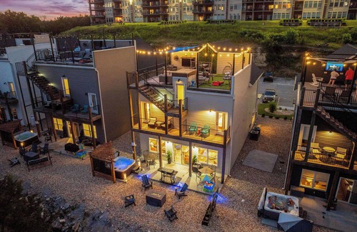 Table Rock House | Lakefront Rooftop Hangout Hot Tub Fire Pit Arcades