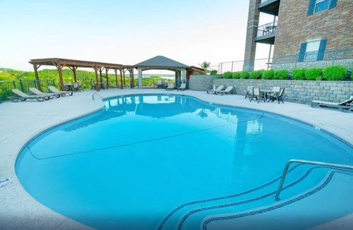 Table Rock House | Lakefront Rooftop Hangout Hot Tub Fire Pit Arcades