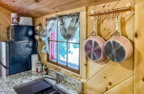 Orland Cabin | Lakefront Salmon Tiny Cabin @ Getogether Stays