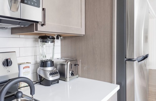 Rogers Park Apartment | Lakeside Spacious Serenity: 1BR/1BA near LoyolaPark