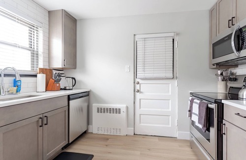 Rogers Park Apartment | Lakeside Spacious Serenity: 1BR/1BA near LoyolaPark