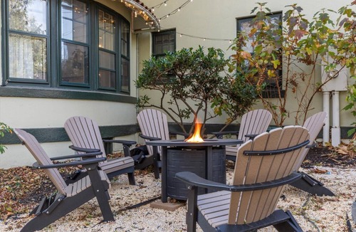 Lancaster Cottage | Lancaster Carriage House w/Fireplace & Jacuzzi