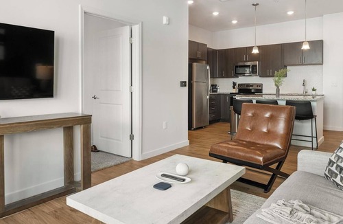 Tarpon Springs Apartment | Landing | Modern 2BD, Clubhouse