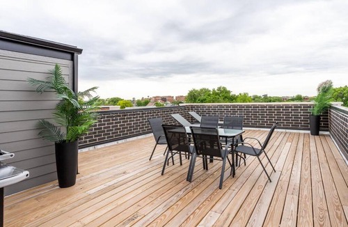 West Lakeview Apartment | Large 2-Bedroom with Huge Roof Deck view of Chicago Skyline