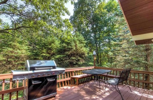 Briar Crest Woods House | Lazy Bear Lodge★Pool Table★Hot Tub★Ping Pong