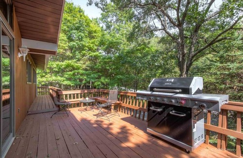 Briar Crest Woods House | Lazy Bear Lodge★Pool Table★Hot Tub★Ping Pong